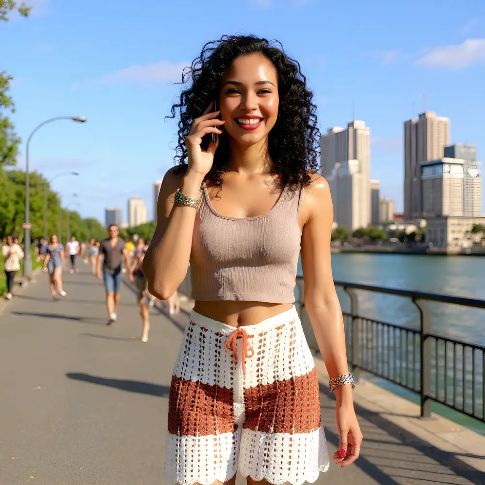 Jupe au crochet Cappuccina écru et caramel portée en promenade urbaine au bord de l'eau