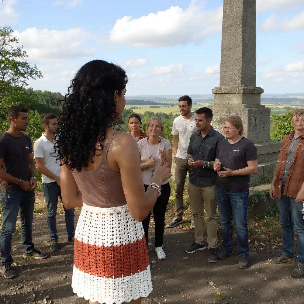 Vue de profil de la jupe au crochet Cappuccina écru et caramel avec monument historique en arrière-plan