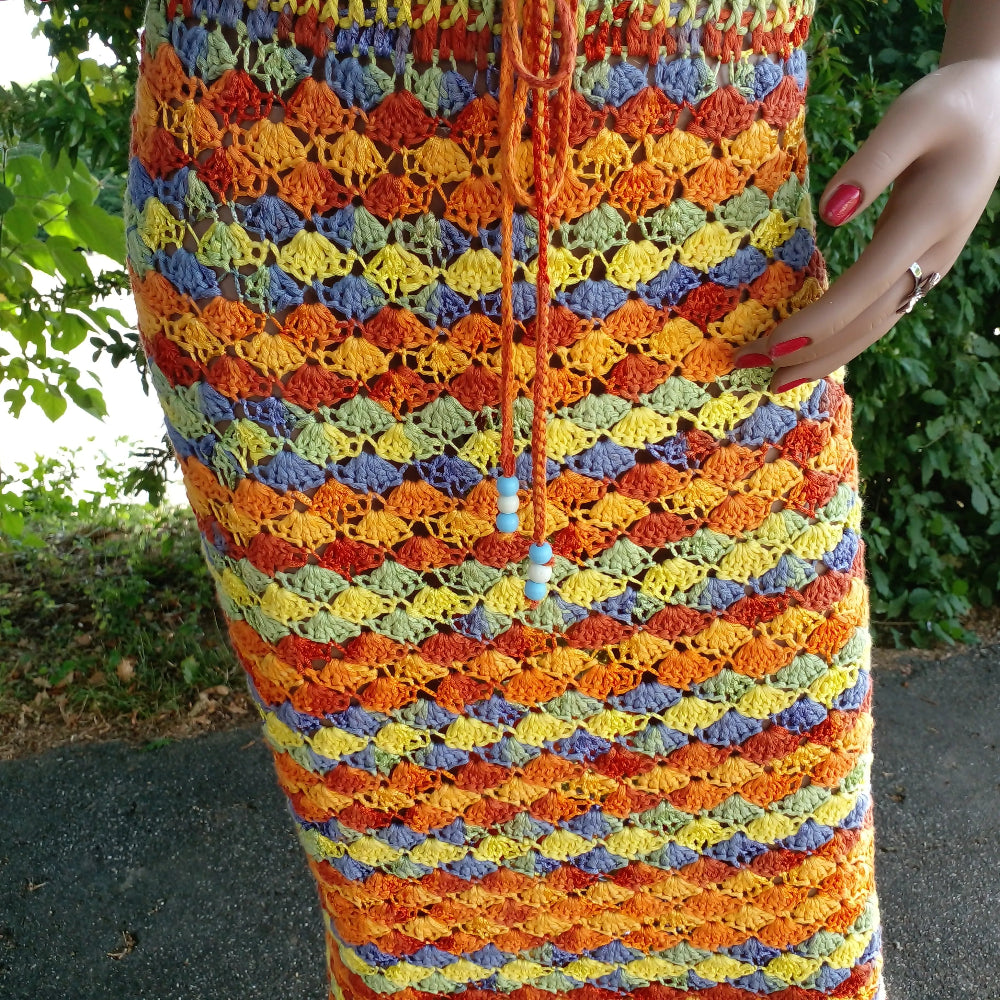 Détail des couleurs vives et de la finition artisanale de la jupe longue Gitana