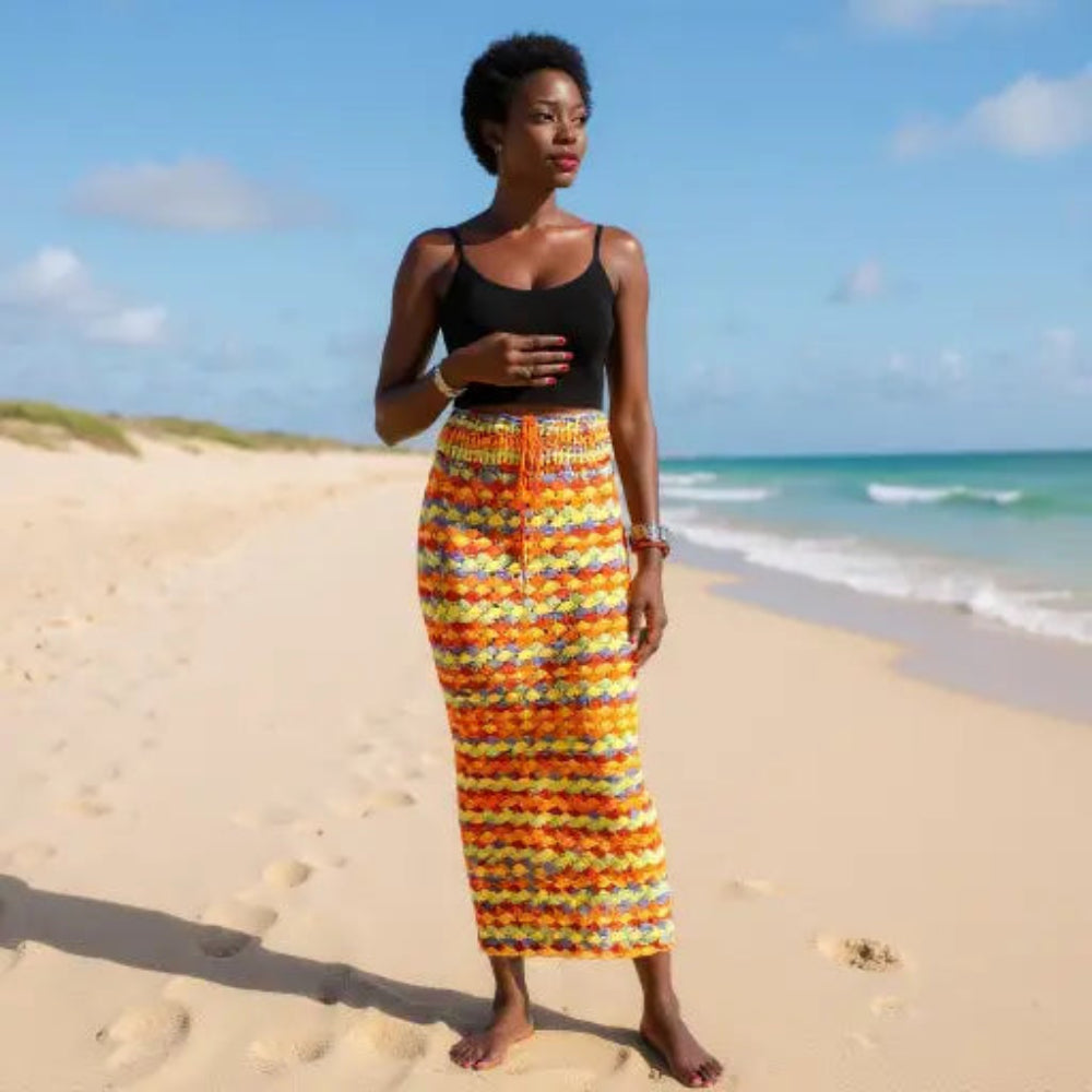Jupe longue au crochet Gitana multicolore portée en bord de mer avec vagues