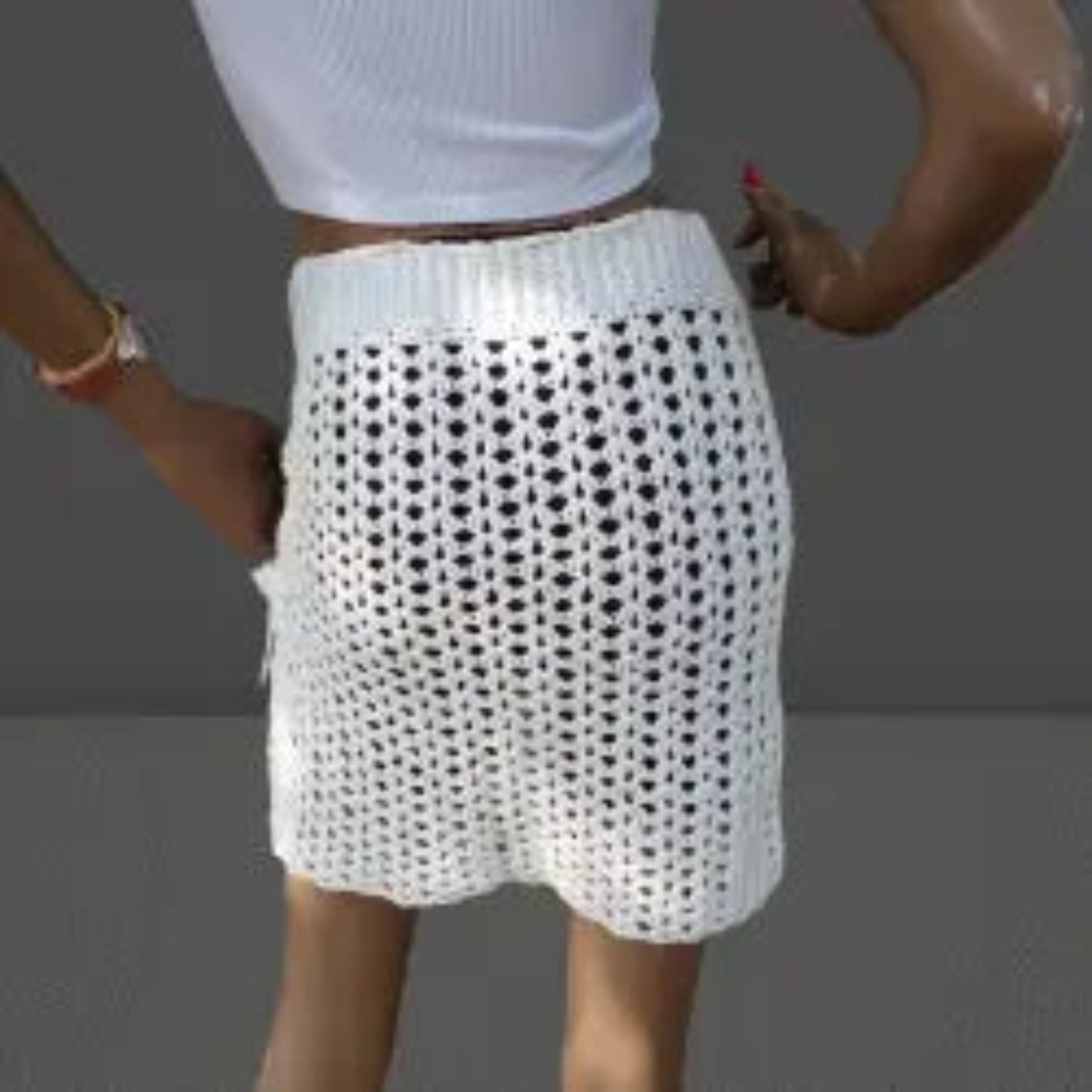 Détail du point ajouré en résille et de la finition artisanale de la jupe Gonnabianca