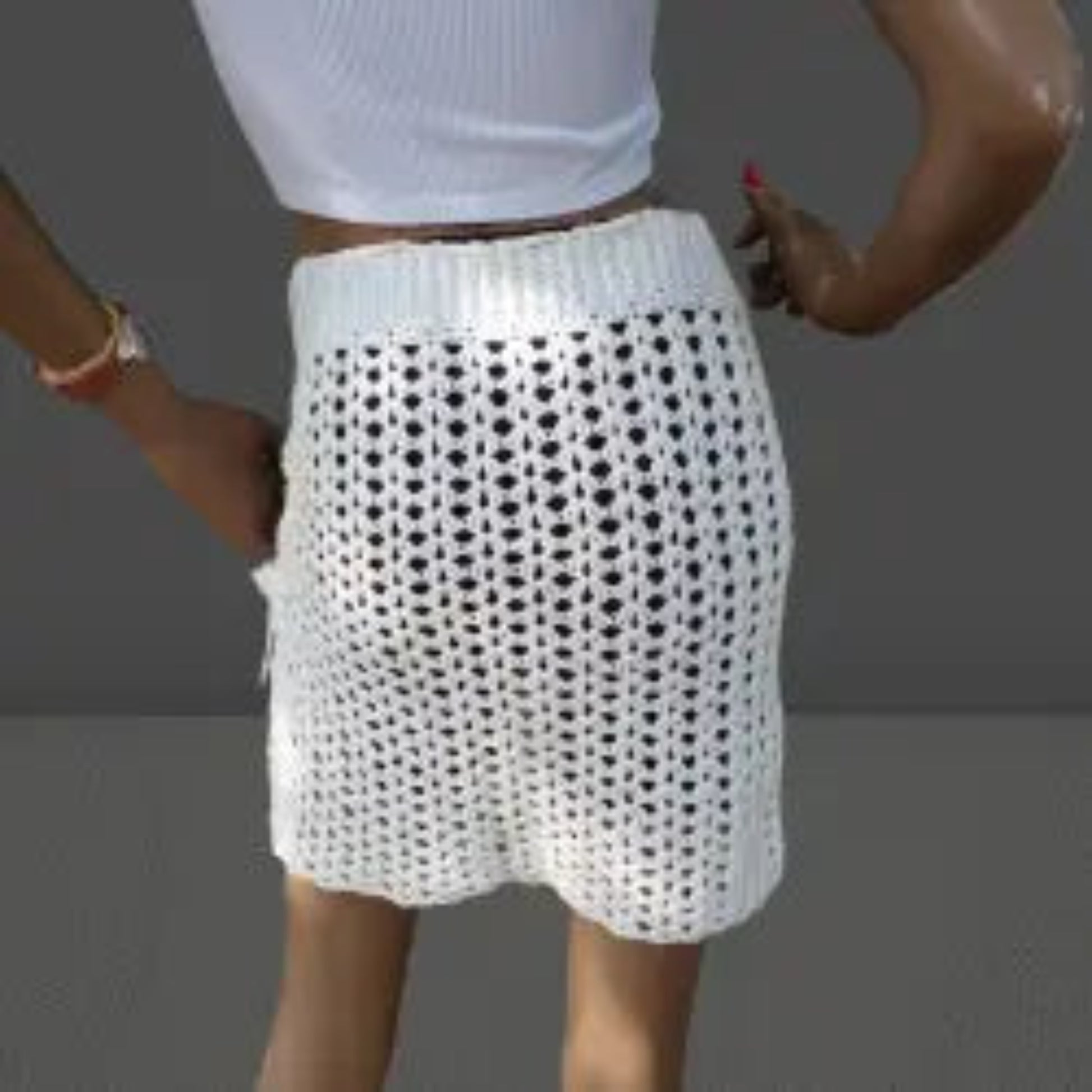 Détail du point ajouré en résille et de la finition artisanale de la jupe Gonnabianca