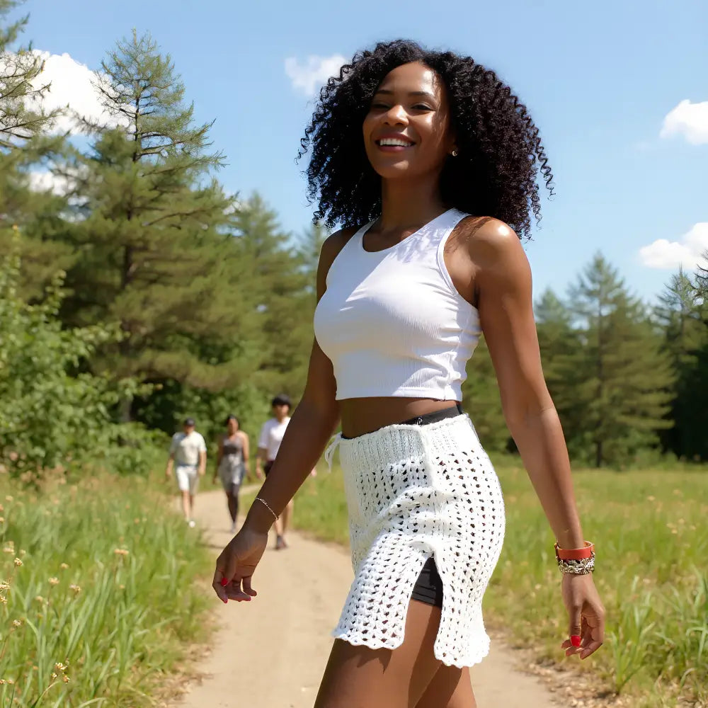 Jupe au crochet Gonnabianca blanche ajourée portée en promenade dans un parc urbain