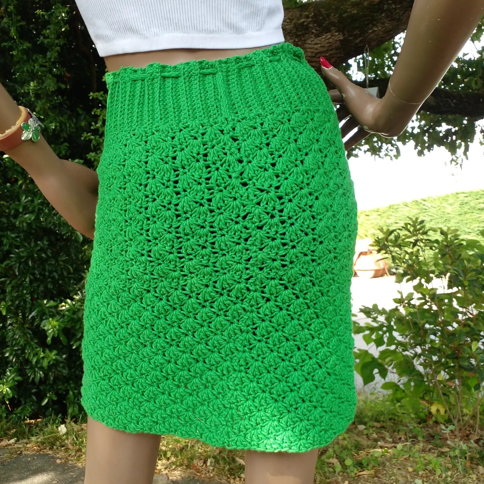 Détail du point ajouré en résille et de la finition artisanale de la jupe Laquenette vert vif"