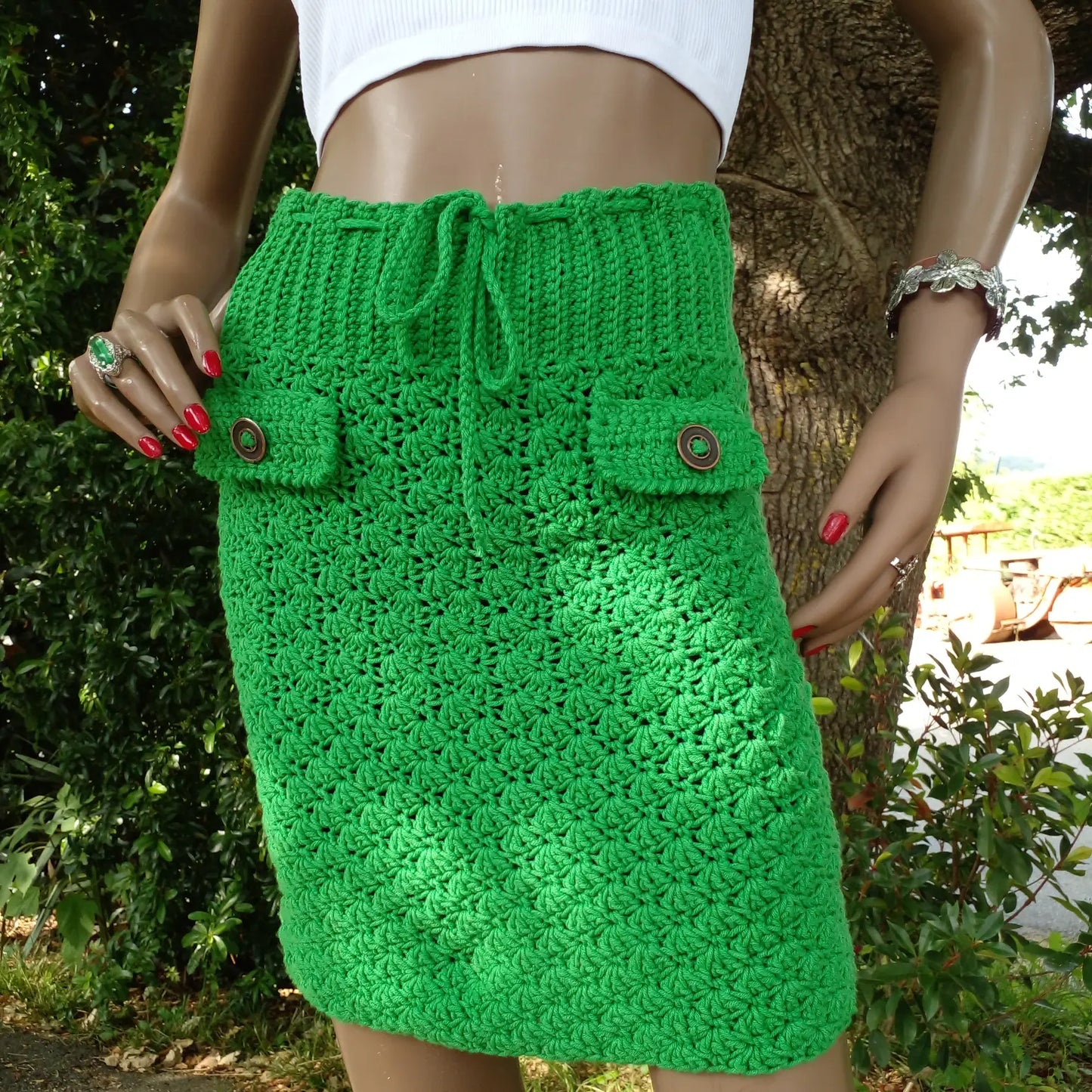 Gros plan sur la texture ajourée en résille et la ceinture réglable de la jupe Laquenette