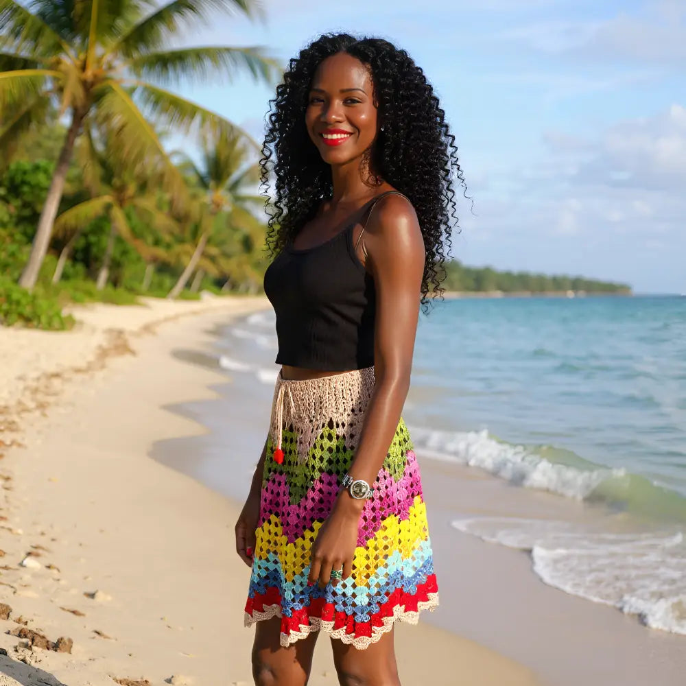 Vue de profil de la jupe au crochet Ondenova multicolore sur une plage ensoleillée