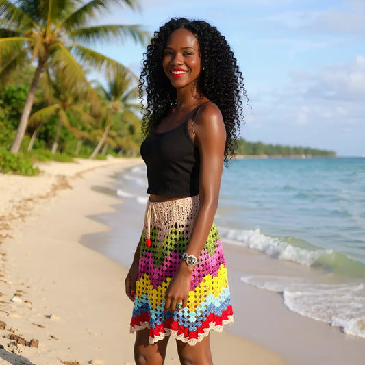 Vue de profil de la jupe au crochet Ondenova multicolore sur une plage ensoleillée