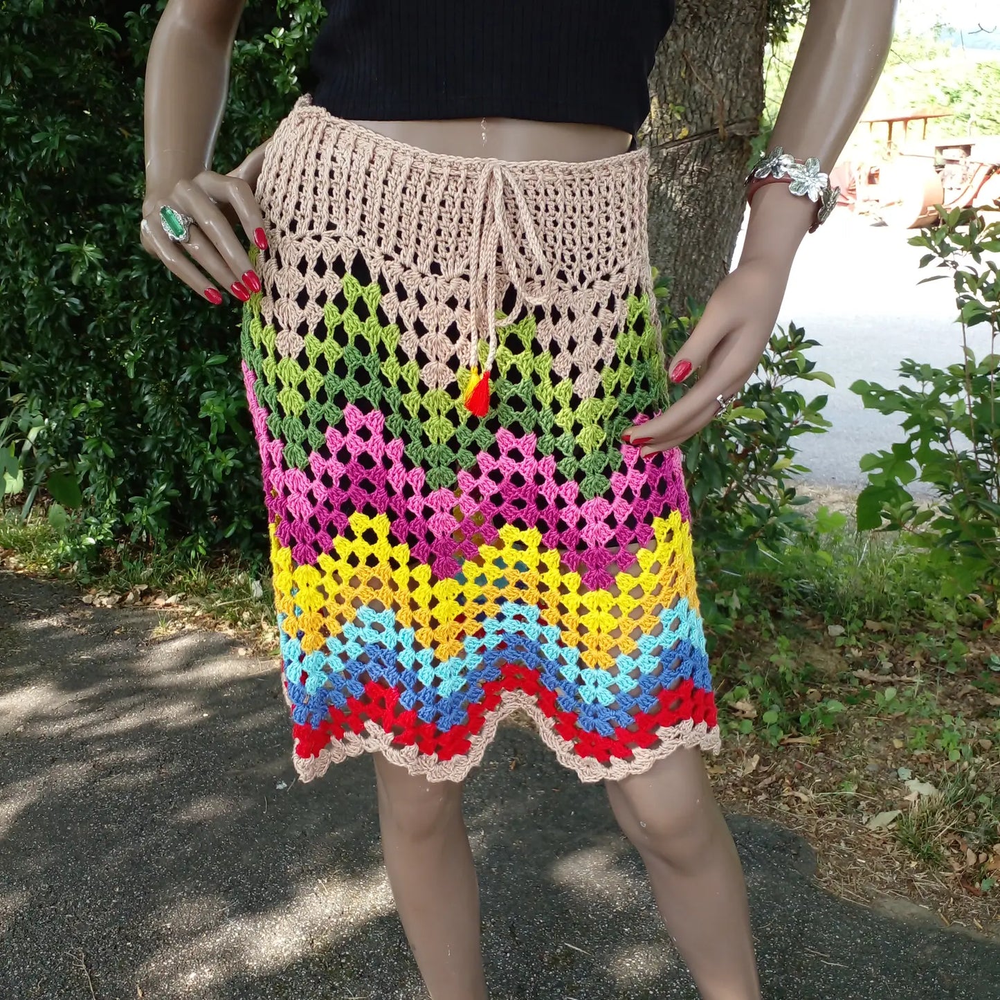 Détail du point granny square et des couleurs vives de la jupe au crochet Ondenova