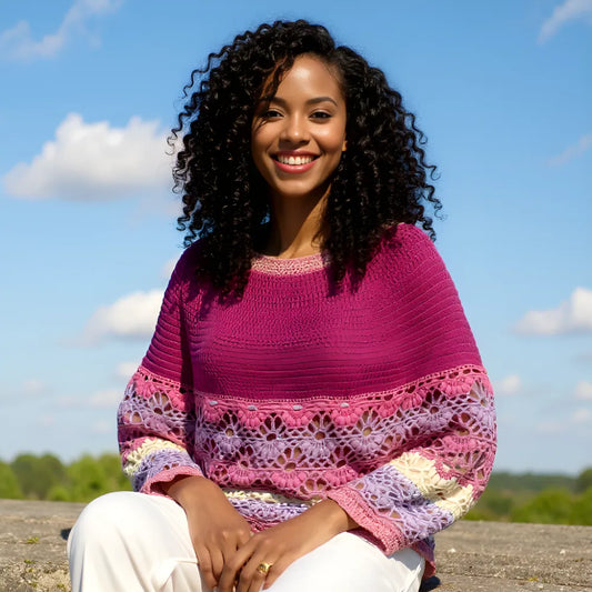 Pélerine au crochet Violina de Cachalabibi - vue de l'ensemble avec bandes multicolores portée de face