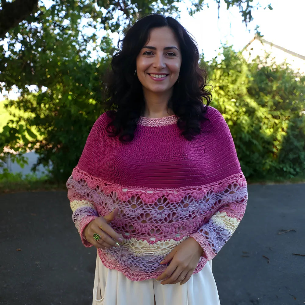 Pélerine au crochet Violina de Cachalabibi - portée de face avec dégradé lilas jaune lavande par une femme brune