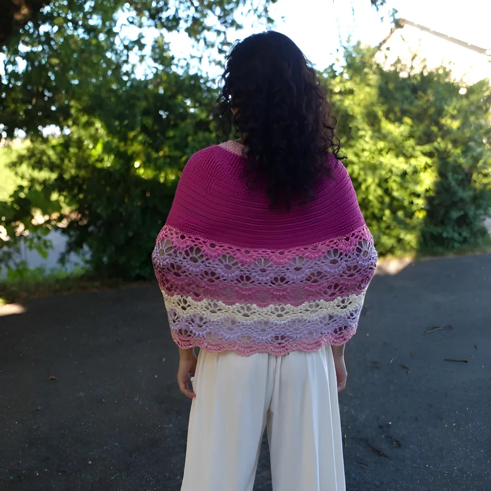Pélerine au crochet Violina de Cachalabibi - Vue arrière avec les bandes ajourées multicolores