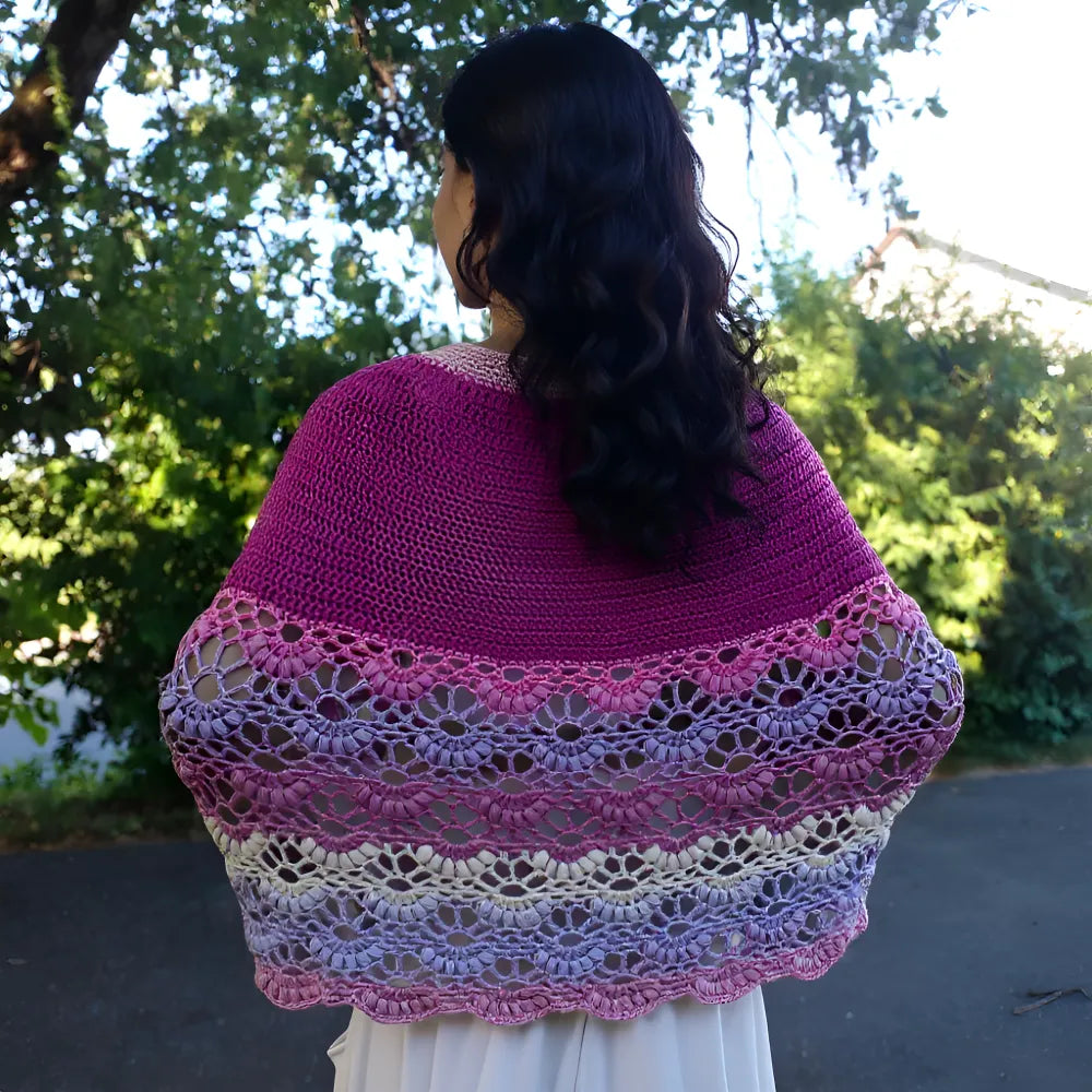 Pélerine au crochet Violina de Cachalabibi - Détail des mailles ajourées en éventail de la pélerine rose fuchsia multicolore