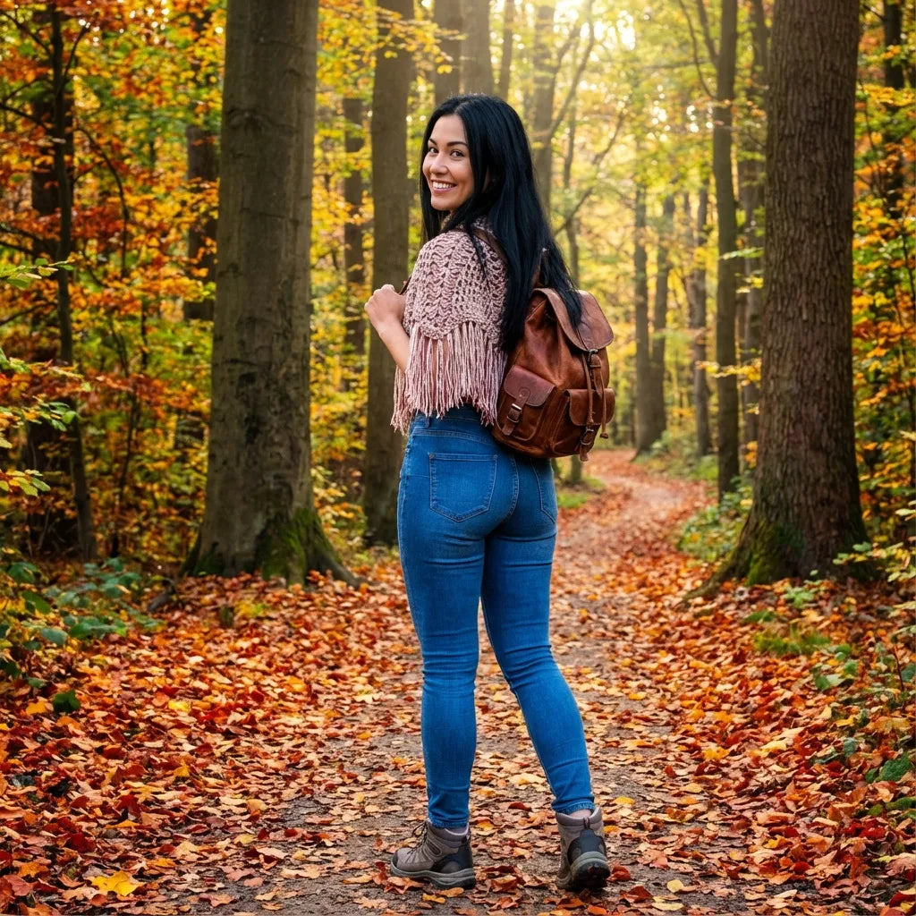 Poncho Boemia au crochet rose chiné - Vue de dos d'une jeune femme sur un chemin forestier en automne