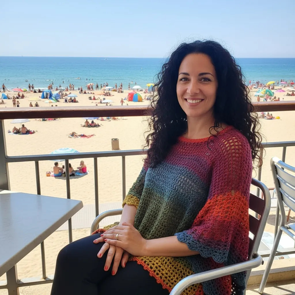 Poncho Makun - vue de dos à la terrasse d'un café de plage avec vue sur l'océan et parasols