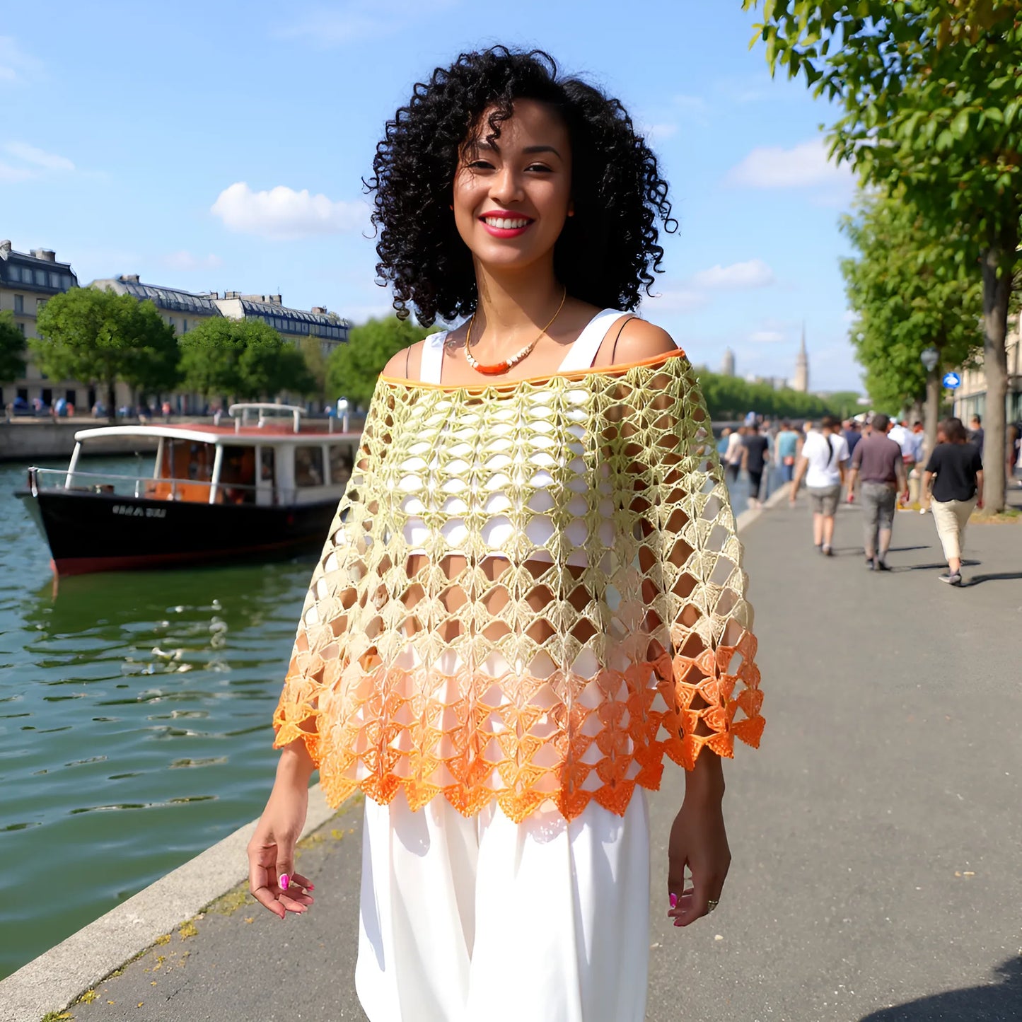 Poncho Olivette en coton haute qualité dégradé vert orange porté de face sur les quais