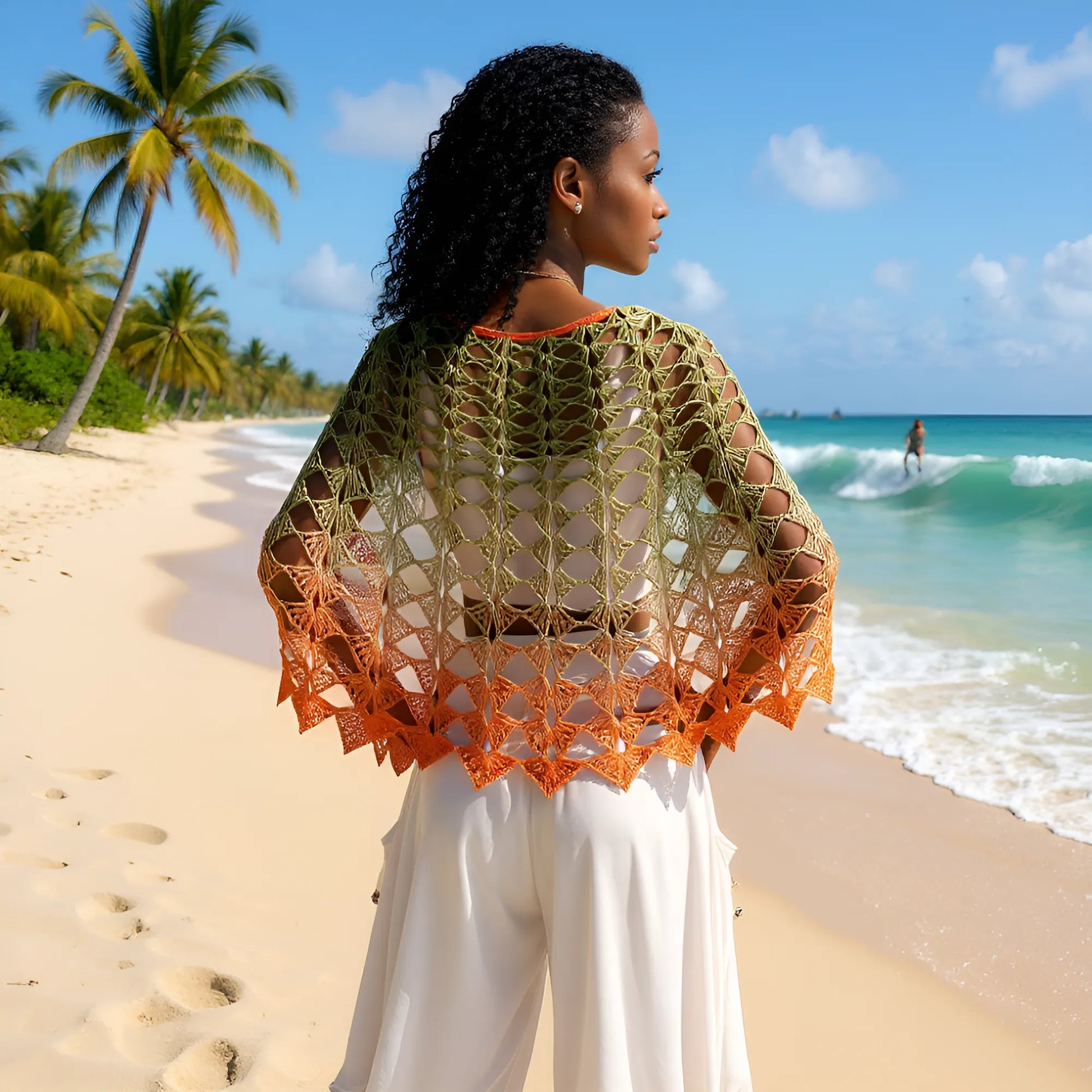 Poncho au crochet Olivette dégradé vert olive orange porté de dos devant plage tropicale