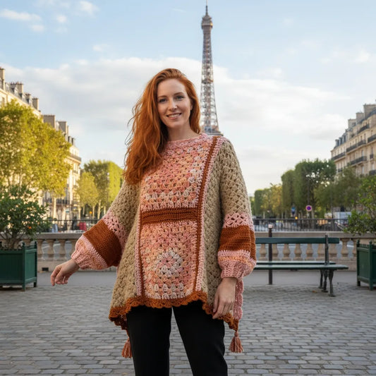 Poncho au crochet Pipistrello de Cachalabibi - vue de face avec la tour Eiffel en arrière-plan