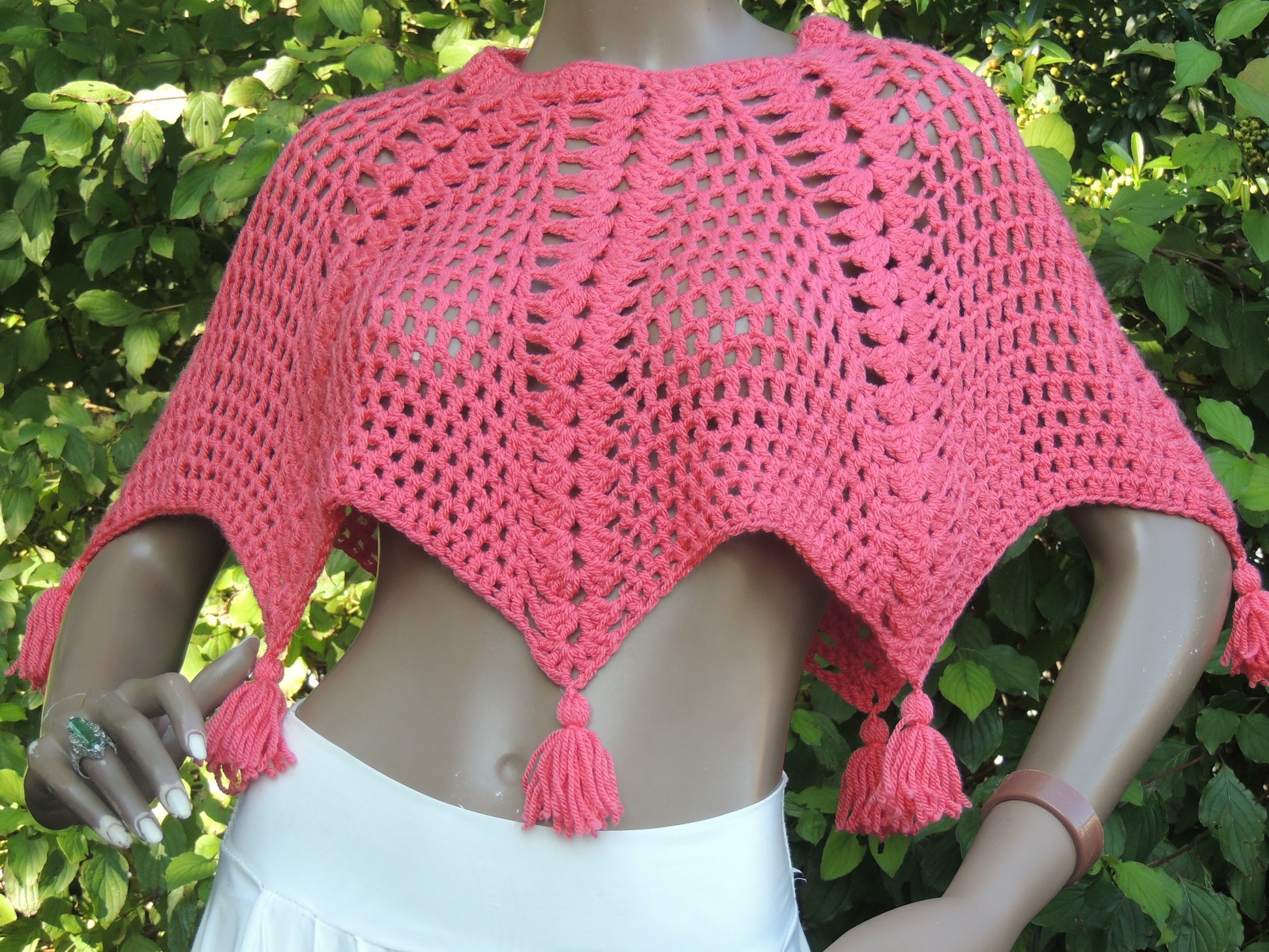 Poncho court au crochet Pompirosa rose fabriqué en France avec 6 pompons décoratifs