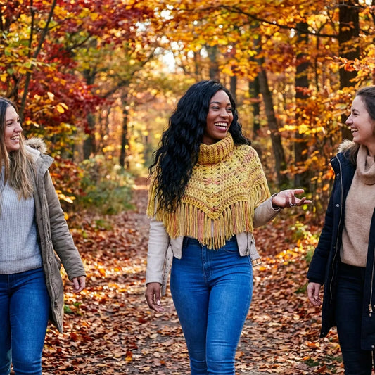 Poncho Pompisol court au crochet jaune doré porté par une jeune femme avec un jean bleu