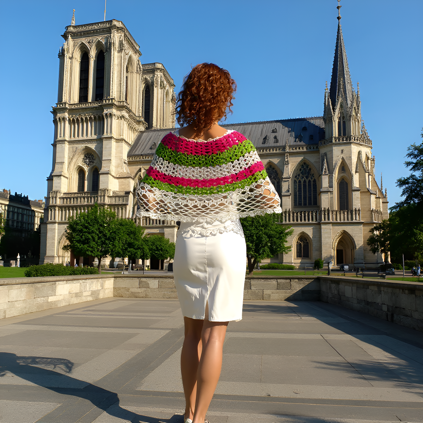 Poncho Soir de Mai rayé fuchsia vert blanc avec bordure festonnée porté de dos