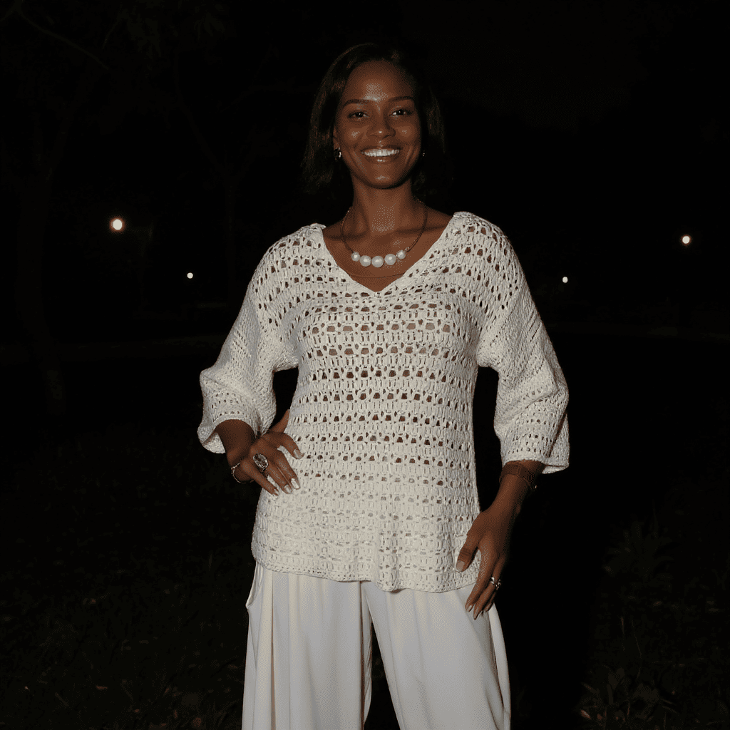 Pull au crochet Butterfly de Cachalabibi -vue de face d'une femme souriante sur une plage la nuit