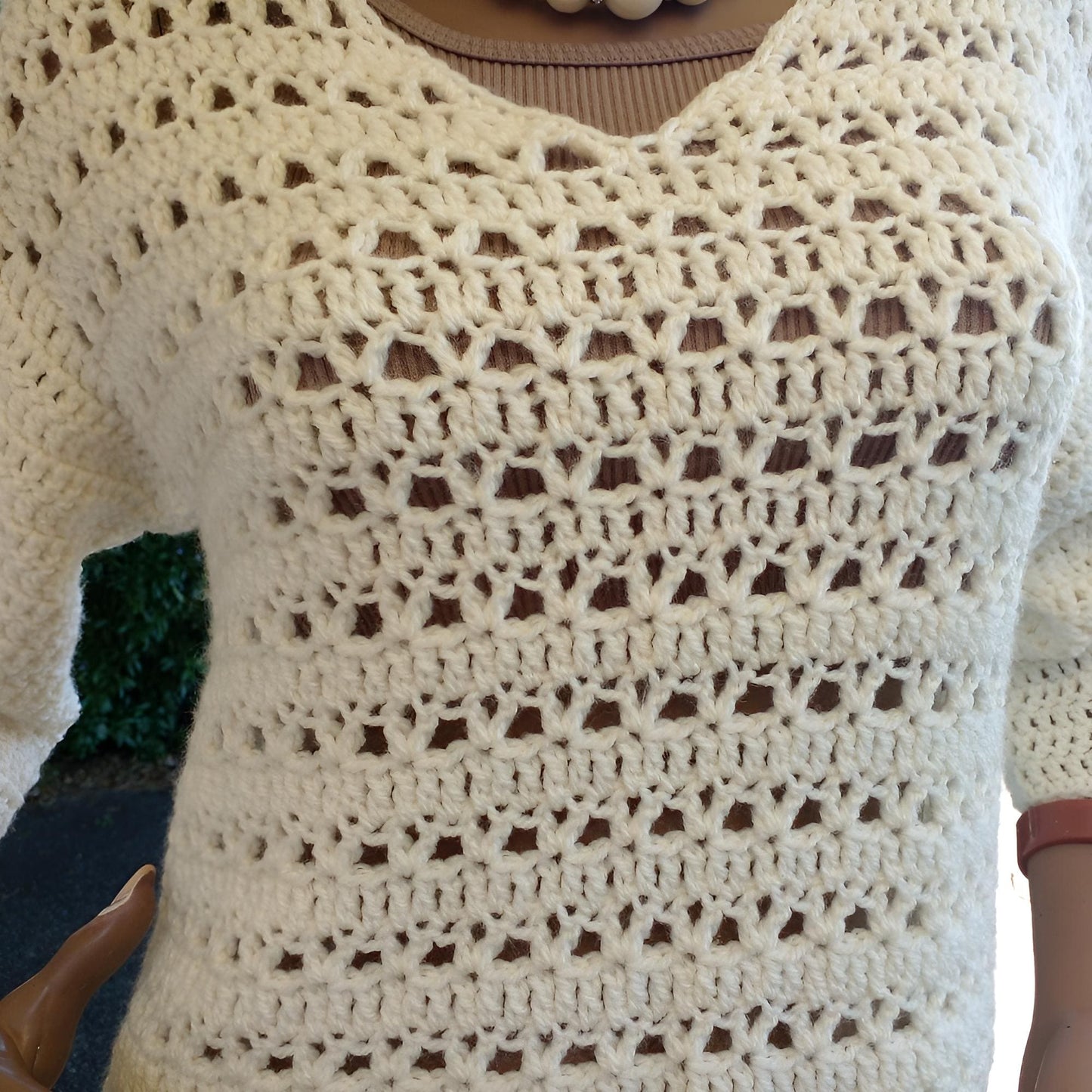 Pull au crochet Butterfly de Cachalabibi - vue de la face avant du détail des points ajourés