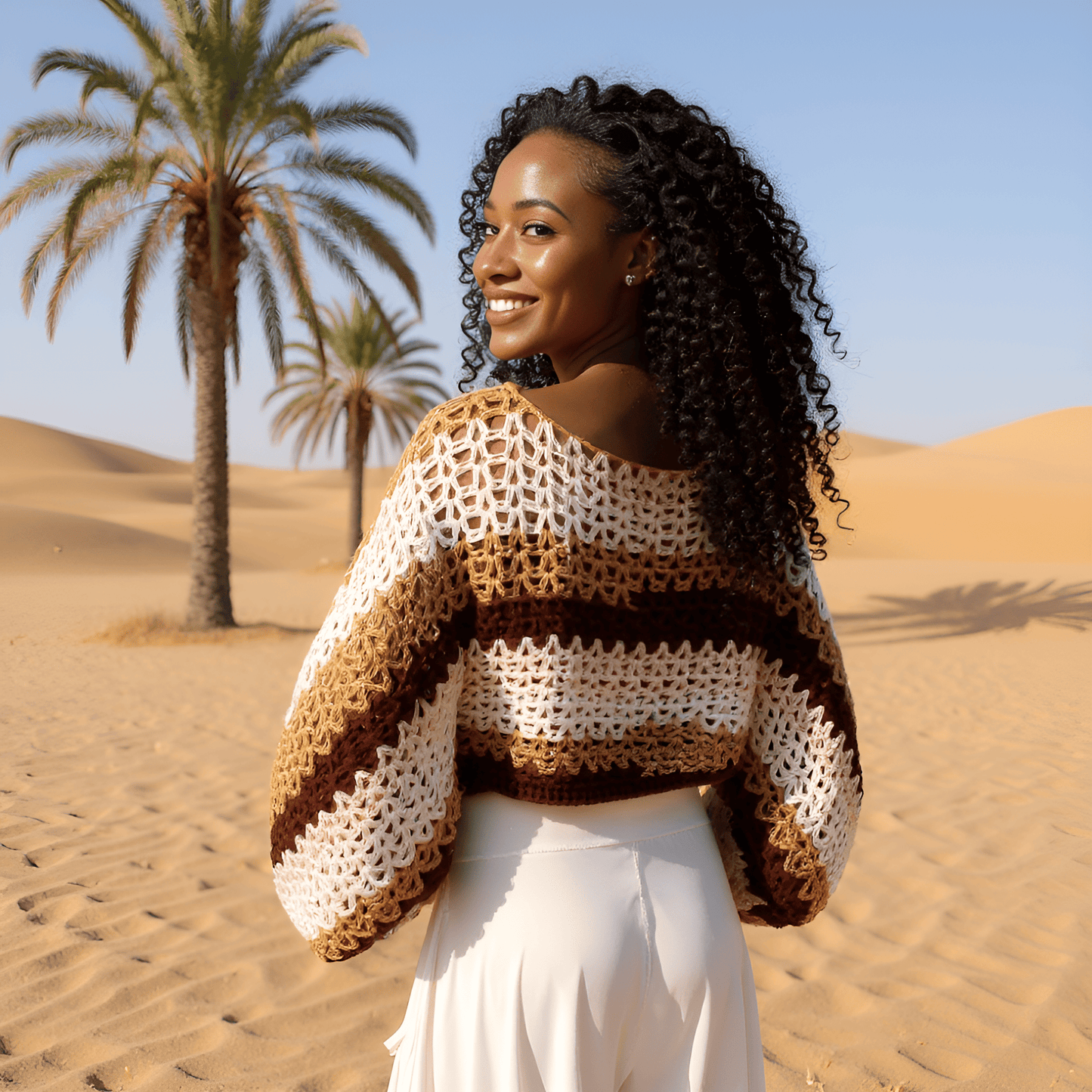 Pull au crochet MasaÏ de Cachalabibi - vue de dos d'une jeune femme de profil