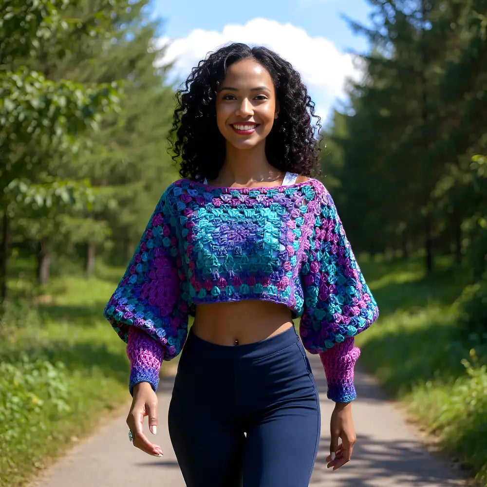 Pull au crochet Blue Lagoon de Cachalabibi - vue de face montrant les motifs géométriques carrés concentriques