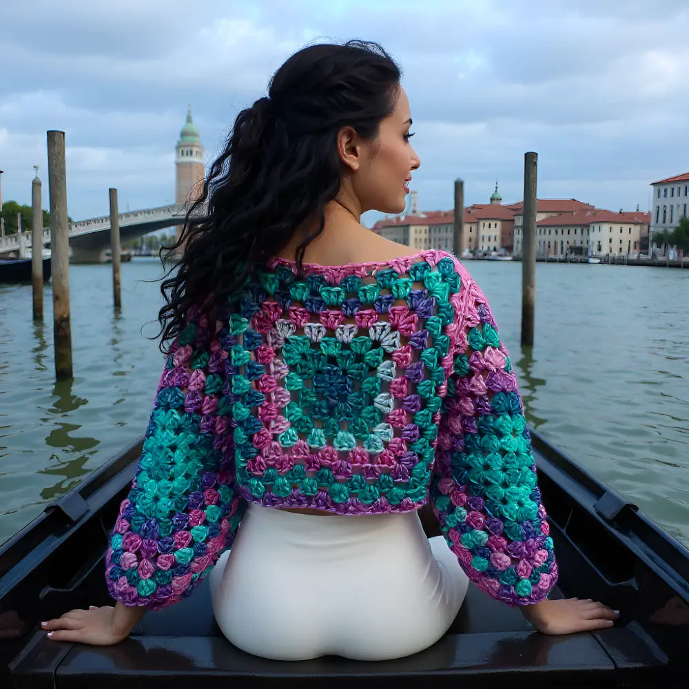 Pull au crochet Blue Lagoon de Cachalabibi - vue de dos en gondole à Venise montrant les carrés concentriques