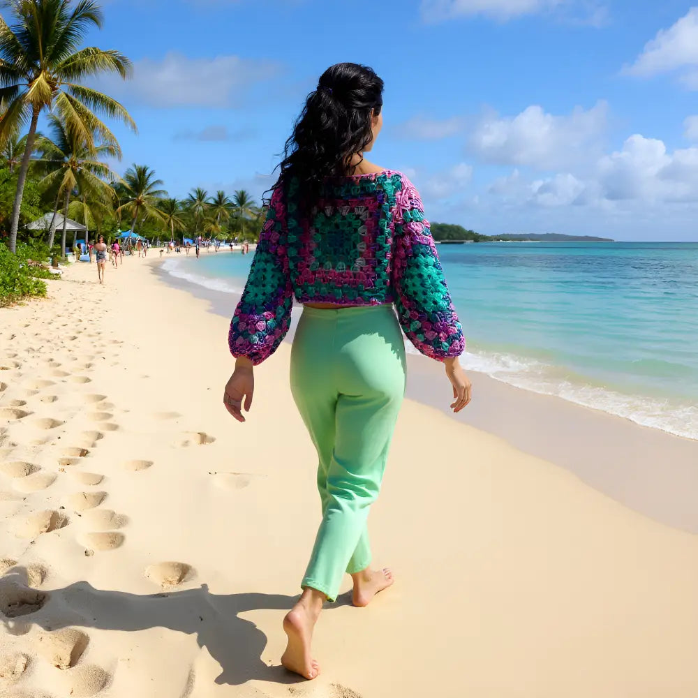Pull au crochet Blue Lagoon de Cachalabibi - vue de dos en balade pieds dans le sable blanc