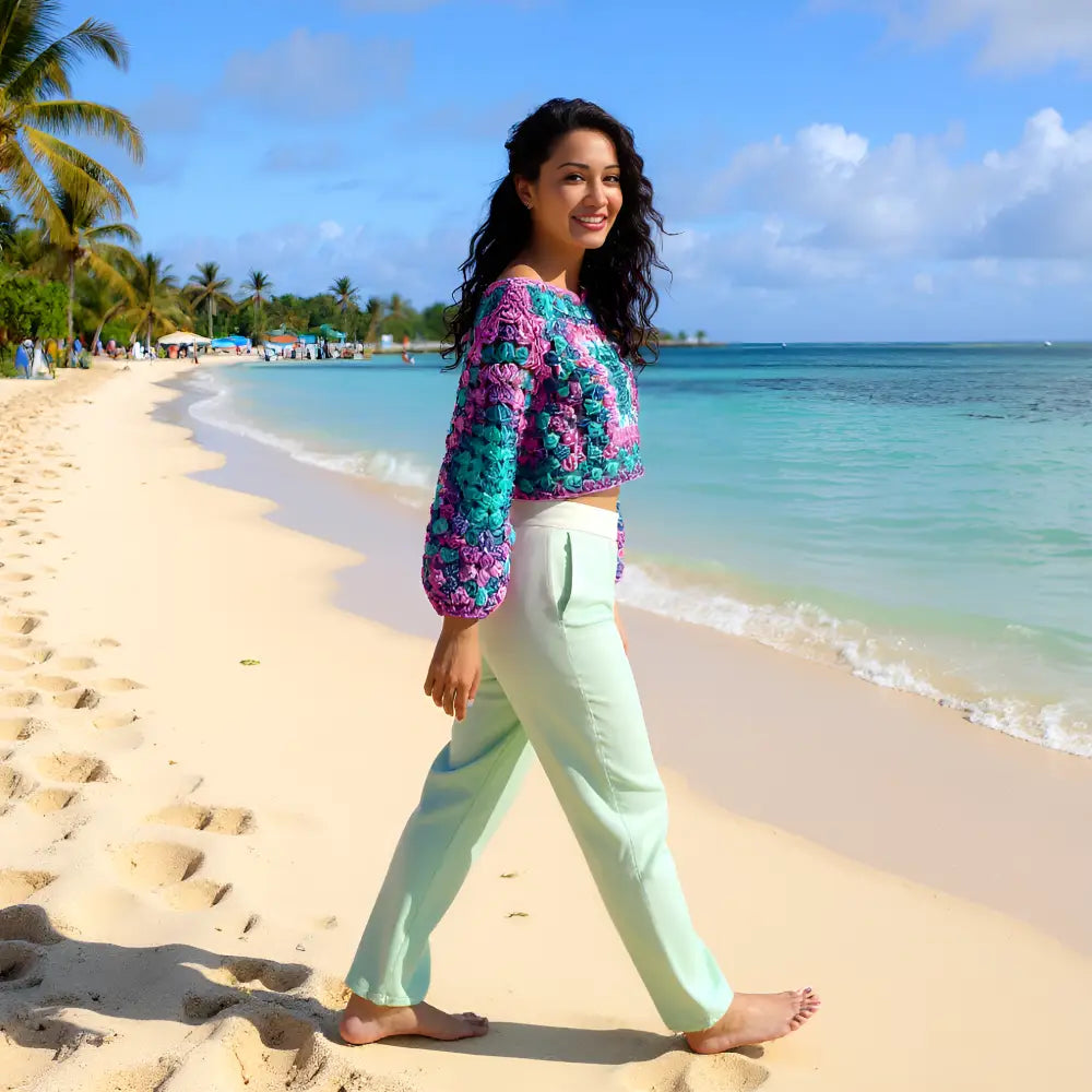 Pull au crochet Blue Lagoon de Cachalabibi - vue de profil à la plage montrant les manches ballons