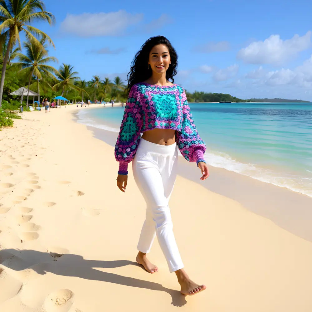 Pull au crochet Blue Lagoon de Cachalabibi - vue de face en balade à la plage sur le sable blanc