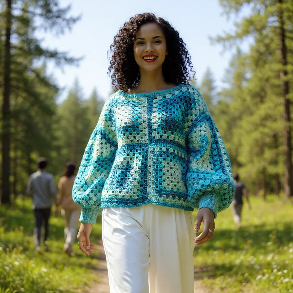 Pull au crochet Bora-Bora de Cachalabibi -porté par une jeune femme sur un sentier forestier