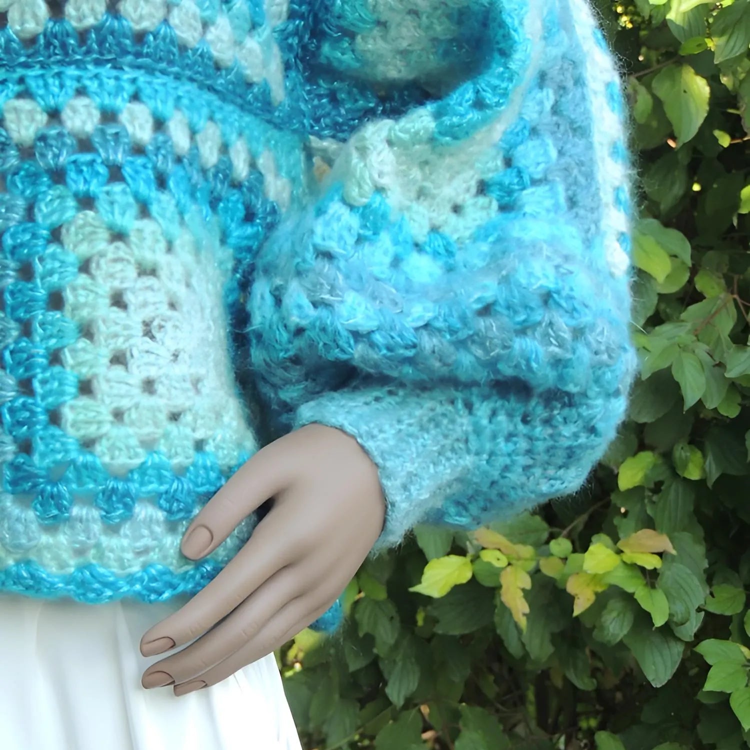 Pull au crochet Bora-Bora de Cachalabibi - gros plan sur la manche droite ballon