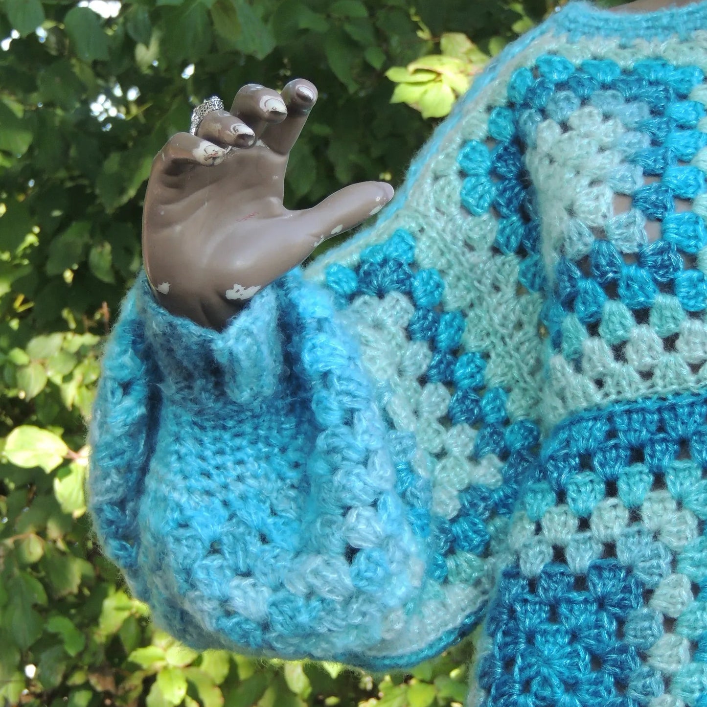 Pull au crochet Bora-Bora de Cachalabibi - gros plan sur les manches ballons spectaculaires d'une manche