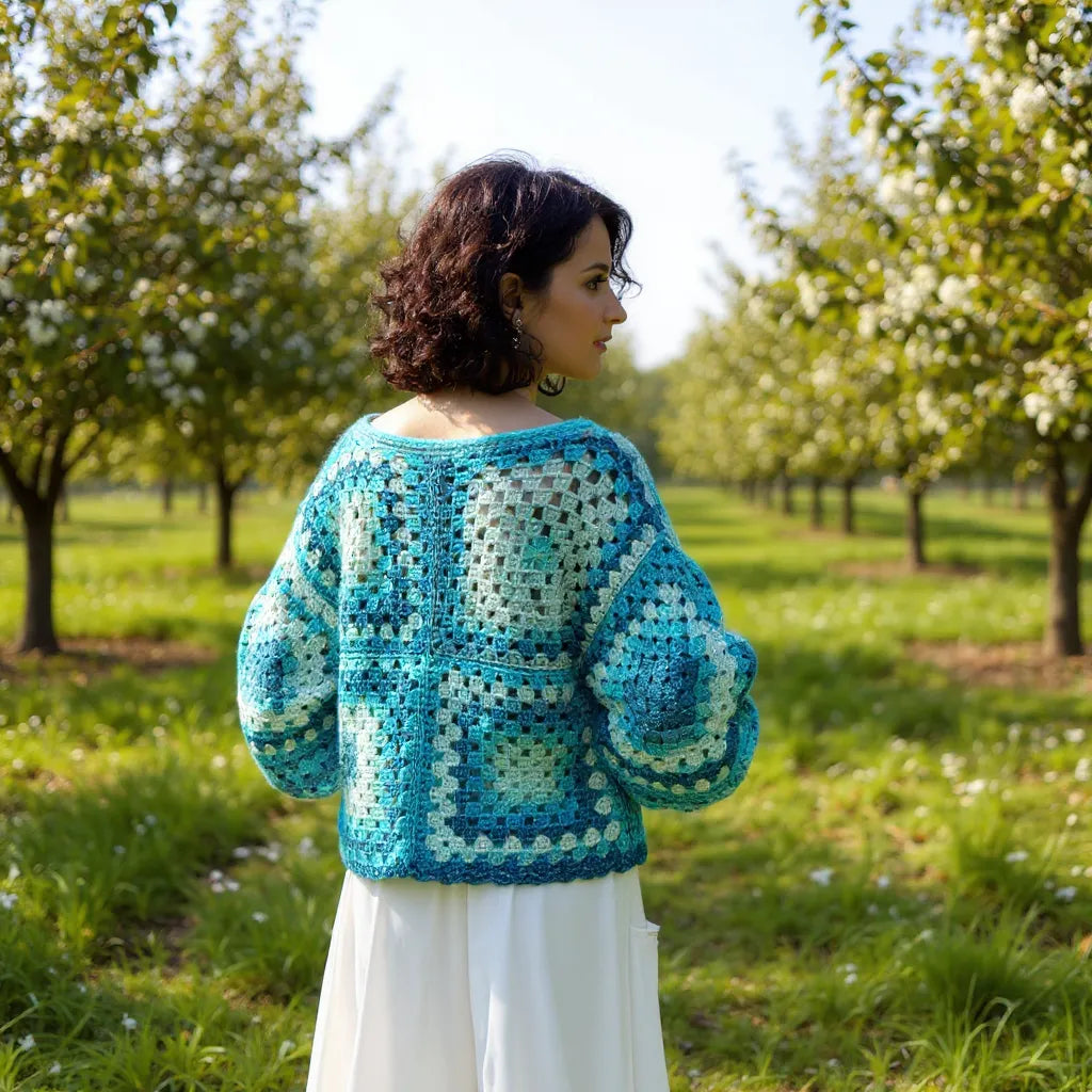 Pull au crochet Bora-Bora de Cachalabibi - vue de dos dans la nature verdoyante