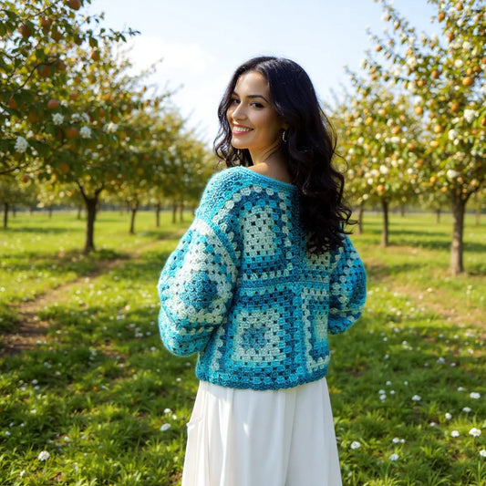 Pull au crochet Bora-Bora de Cachalabibi - vue de dos au verger montrant les motifs géométriques carrés