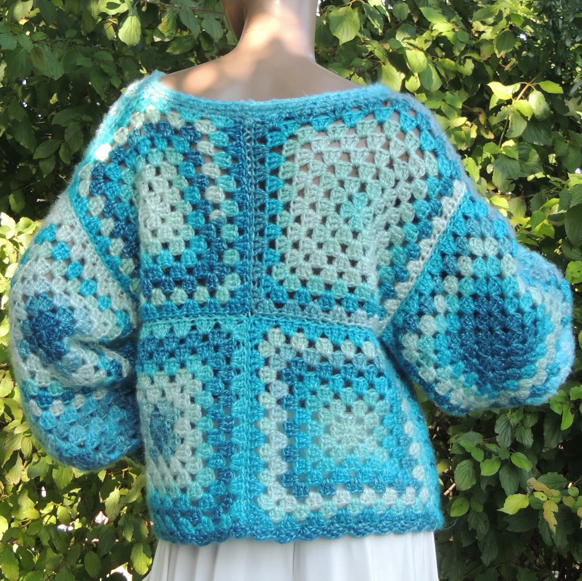 Pull au crochet Bora-Bora de Cachalabibi - vue de dos dans la nature verdoyante