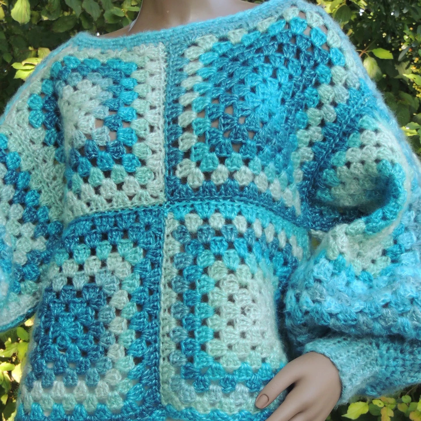 Pull au crochet Bora-Bora de Cachalabibi - gros plan sur le col bateau avec finitions festonnées délicates