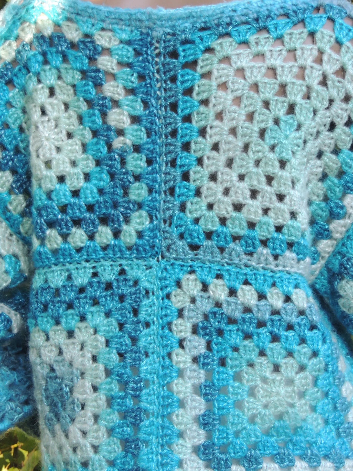 Pull au crochet Bora-Bora de Cachalabibi - gros plan sur le dos montrant les motifs géométriques