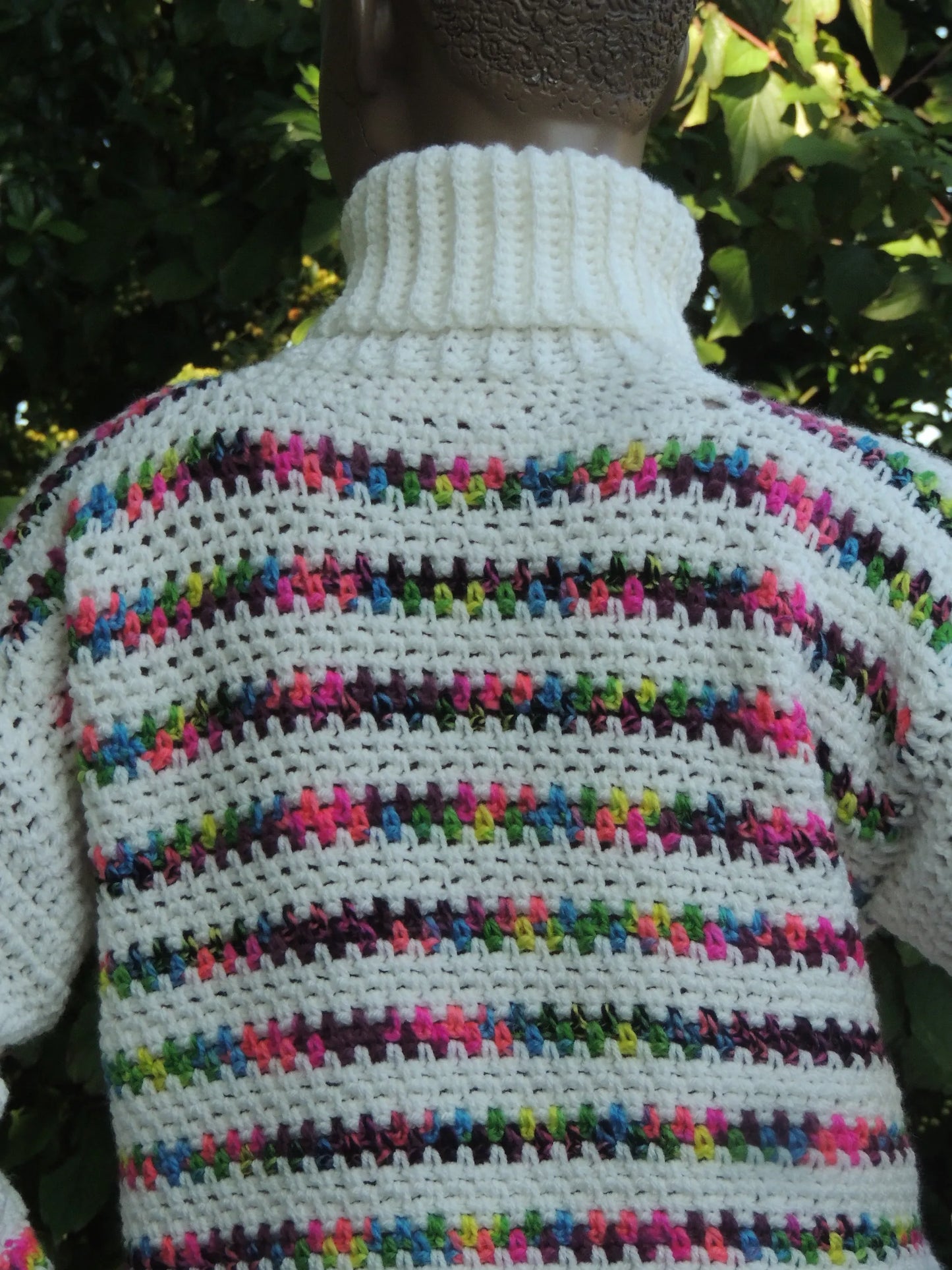 Pull au crochet Colloalto de Cachalabibi - gros plan du dos sur les rayures multicolores délicates rose fuchsia jaune vert turquoise prune