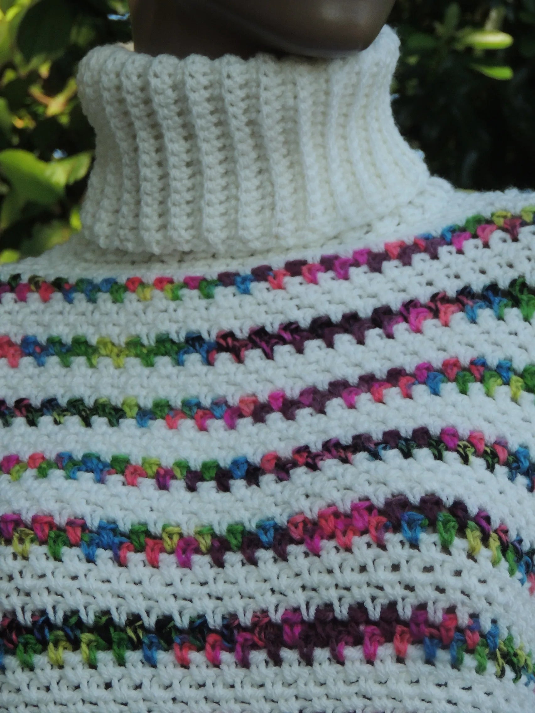 Pull au crochet Colloalto de Cachalabibi écru à col montant et rayures multicolores - gros plan de face sur le point de crochet en grille ajouré