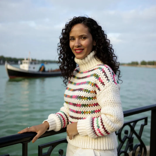 Pull au crochet Colloalto de Cachalabibi - vue de face au bord de la rivière avec vue sur les bateaux