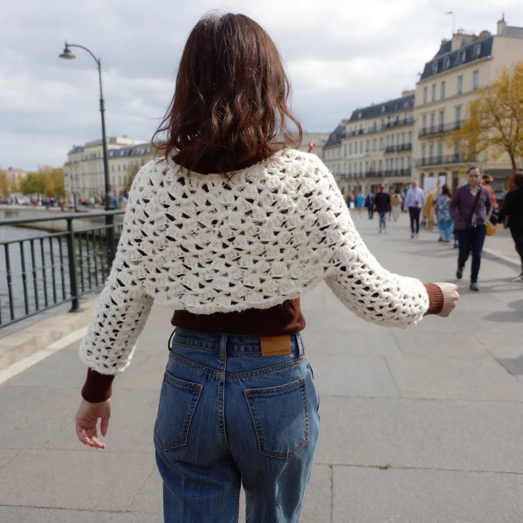 Pull court au crochet Corto de Cachalabibi - vue de dos sur les quais de Seine à Paris avec immeubles haussmanniens et promeneurs
