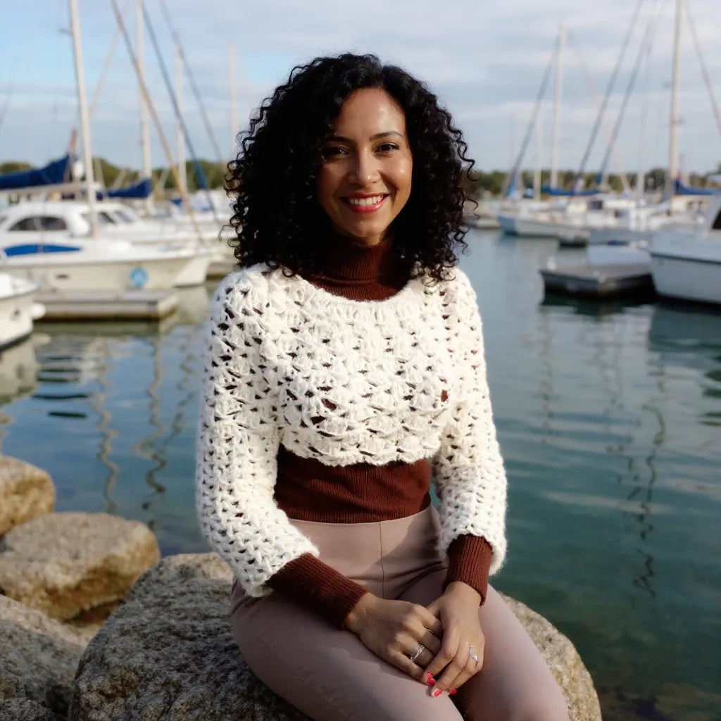 Pull court au crochet Corto de Cachalabibi - vue de face d'une jeune femme dans une marina