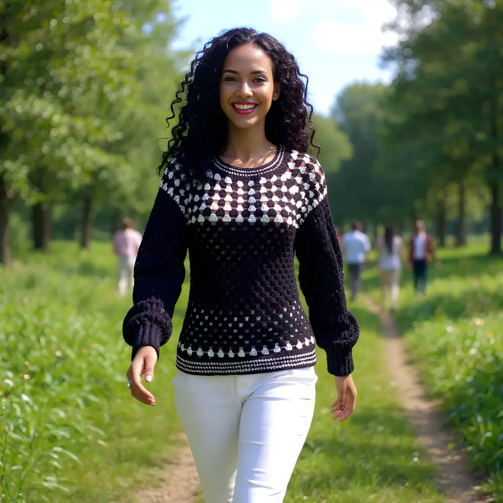 Pull au crochet Damiana de Cachalabibi -sur une jeune femme qui se promène en forêt