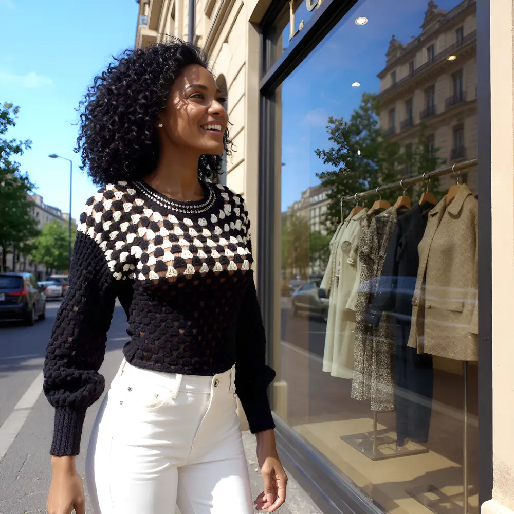 Pull au crochet Damiana de Cachalabibi - vue devant une vitrine de magasins de vêtements de luxe