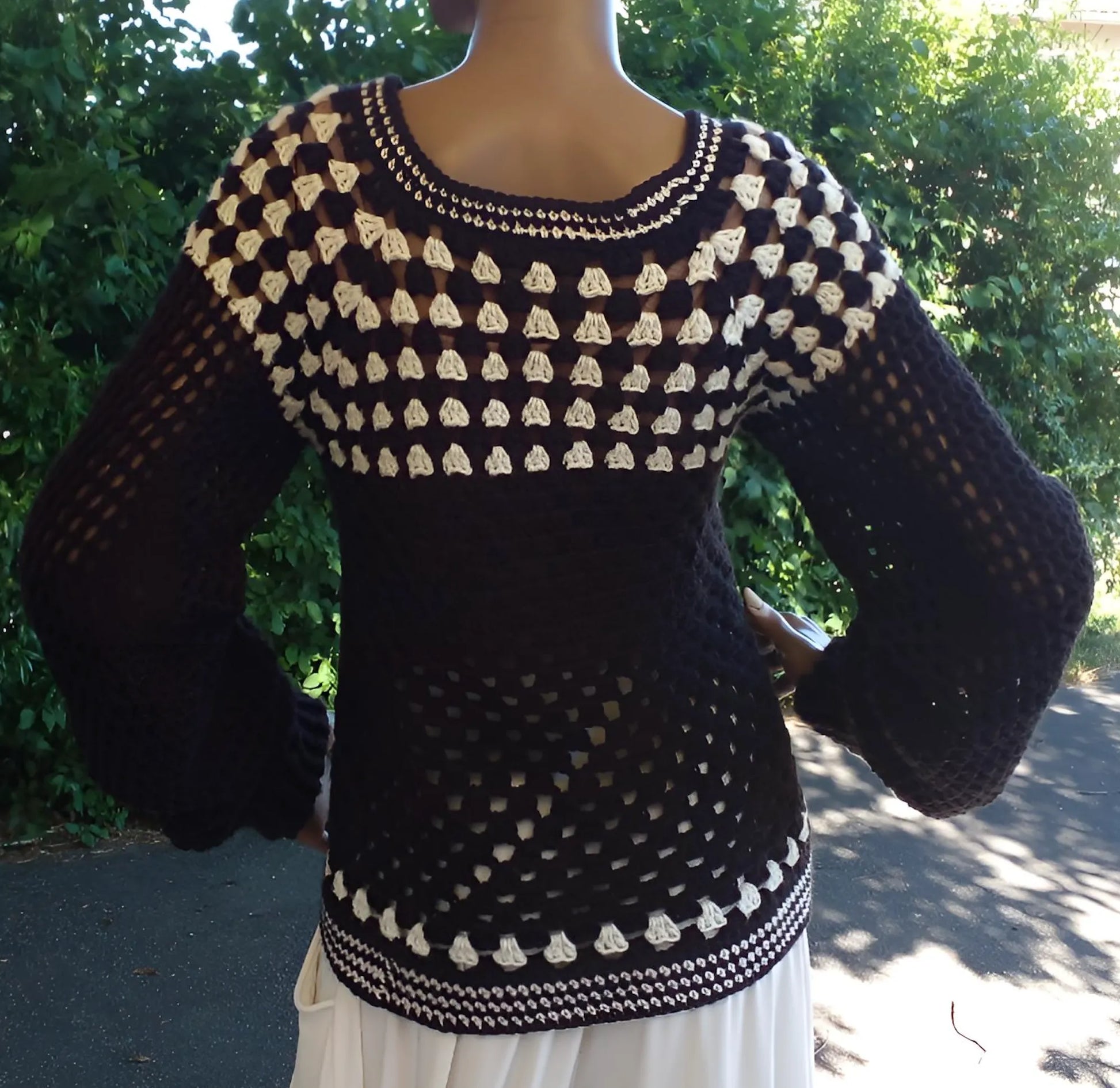 Pull au crochet Damiana de Cachalabibi - gros plan sur l'empiècement granny square et les bandes festonnées écru