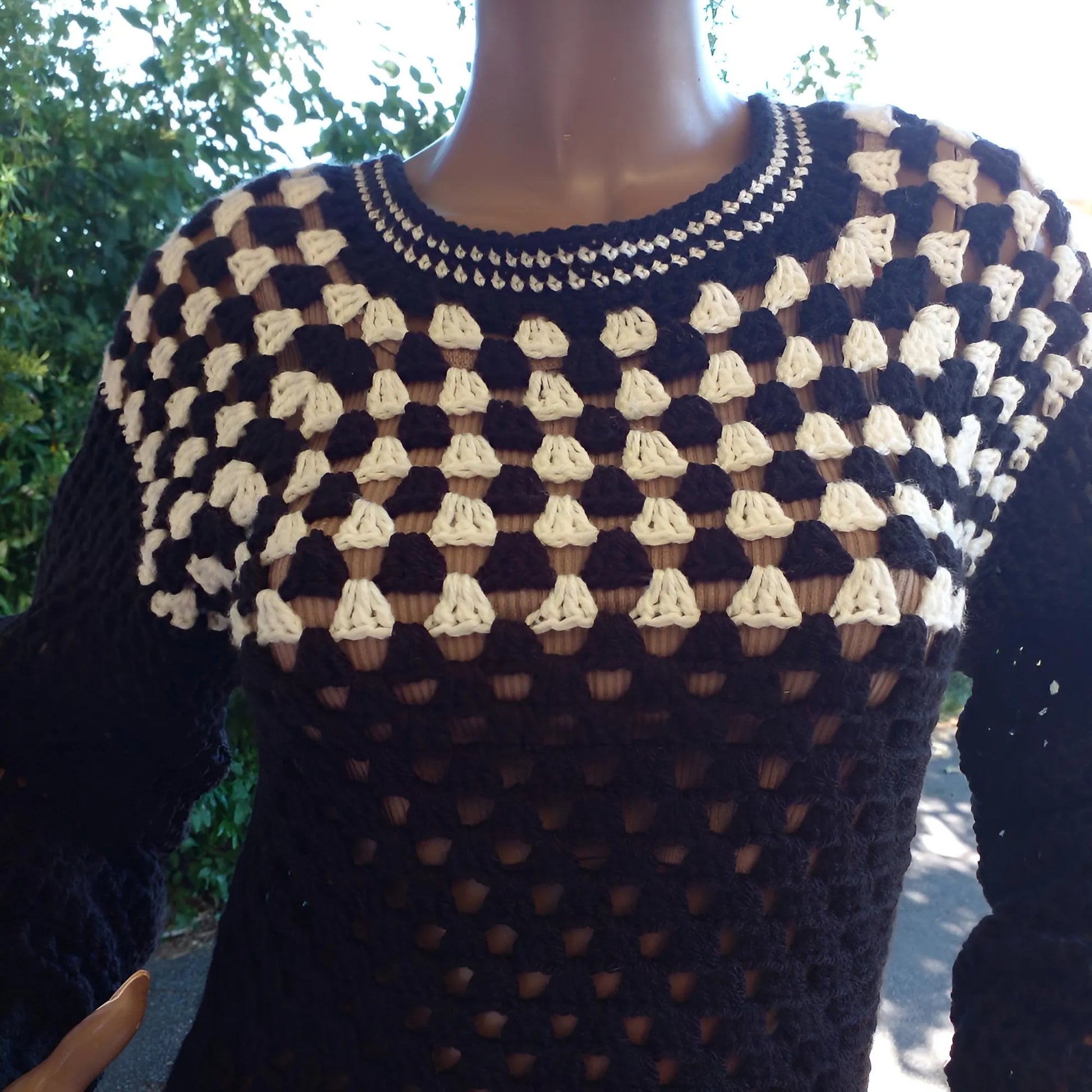 Pull au crochet Damiana de Cachalabibi - gros plan sur l'empiècement granny square et les bandes festonnées écru