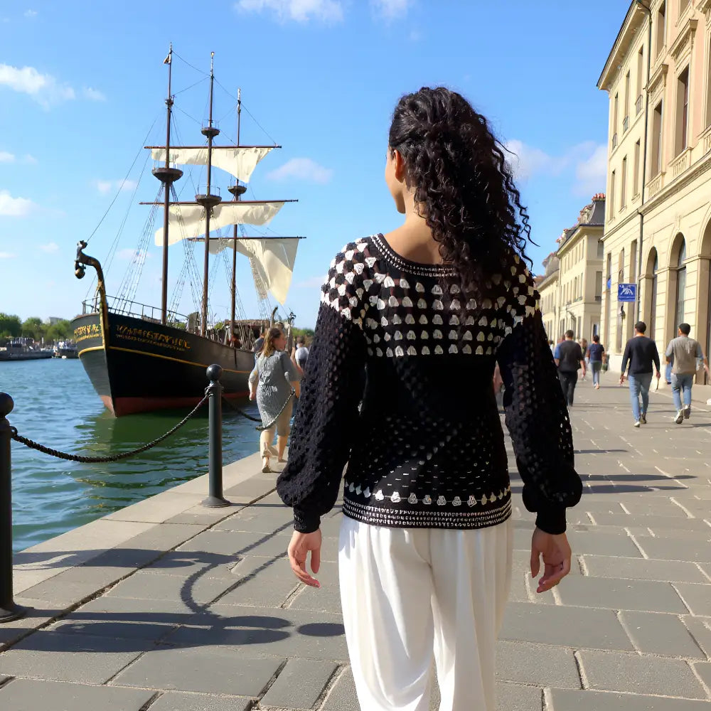 Pull au crochet Damiana de Cachalabibi - vue de dos en terrasse au bord de la Seine à Paris